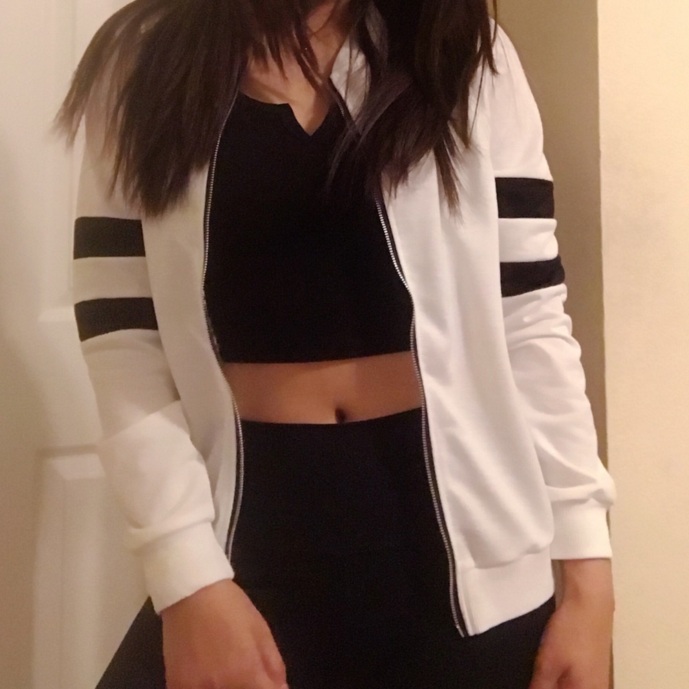 [BRAND NEW] Thin white jacket with black stripes!!